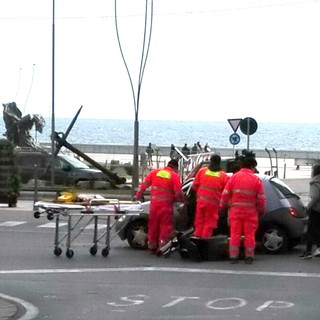 Sanremo: scontro tra uno scooter ed un auto tra via Nino Bixio e corso Mombello, un ferito (Foto)