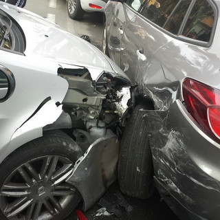 Bordighera: colpo di sonno alla guida, l'auto finisce contro quelle parcheggiate in corso Europa