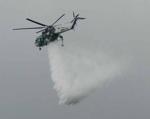 Villa Faraldi: in arrivo due elicotteri per spegnere l'incendio che si è esteso anche al savonese
