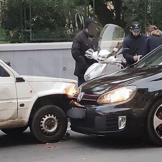 Sanremo: scontro frontale in via Roma, conducente di uno dei due mezzi portato al comando per accertamenti (Foto)
