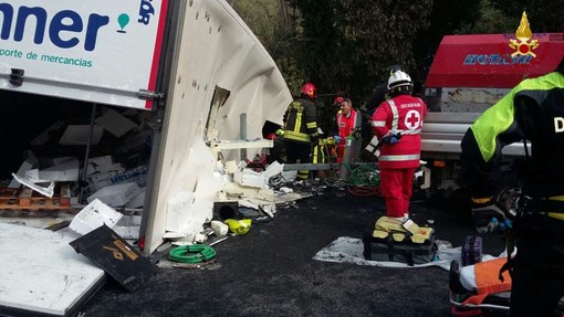 Incidente sull'A10 di questa mattina, i video e le foto della rimozione del tir dei Vigili del Fuoco di Savona