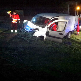 Incidente stradale a Ponte San Ludovico: furgone distrutto ma conducente scappato via