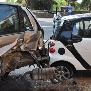 Sanremo: perde il controllo dell'auto e ne distrugge alcune parcheggiate, è accaduto stanotte in corso Marconi (Foto)