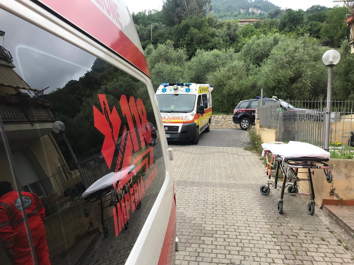 Ventimiglia: donna soccorsa per una caduta dal letto, intervento del 118, Croce Verde e Carabinieri (Foto) Ventimiglia: donna soccorsa per una caduta dal letto, intervento del 118, Croce Verde e Carabinieri (Foto)