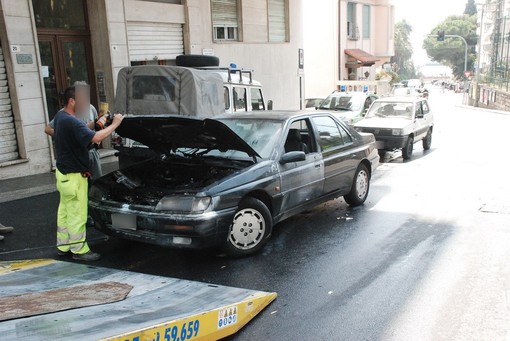 Sanremo: incendio al motore di un'auto, questa mattina in via Duca degli Abbruzzi