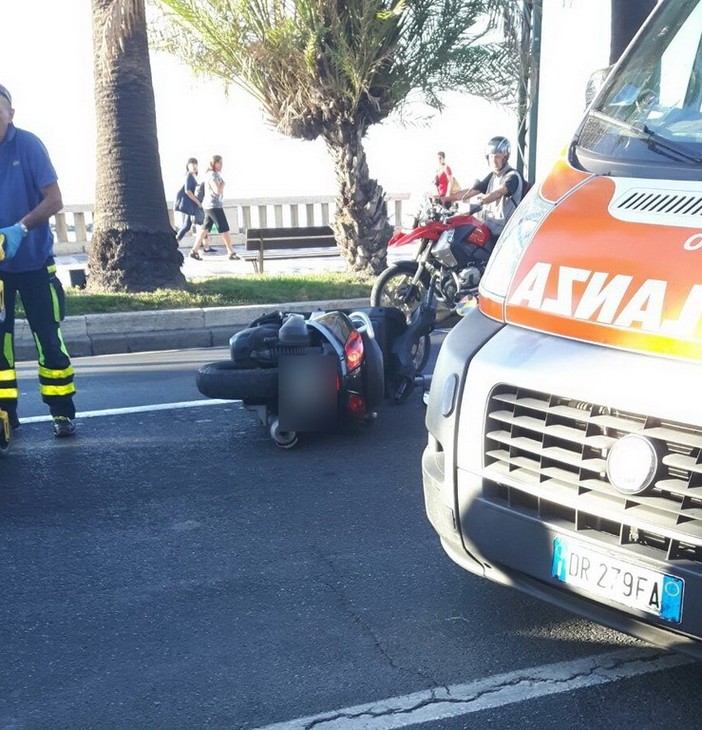 Sanremo: scontro tra uno scooter ed un'auto in corso Imperatrice, intervento di 118 e Vigili del Fuoco Sanremo: scontro tra uno scooter ed un'auto in corso Imperatrice, intervento di 118 e Vigili del Fuoco