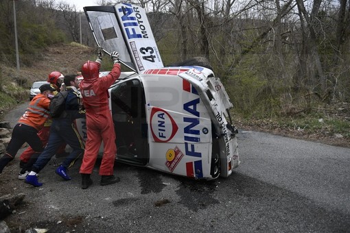 Sanremo Rally Storico: perde il controllo in prova speciale, equipaggio francese illeso (Foto e video)