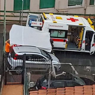 Sanremo: incidente stradale in via San Francesco, cade dallo scooter una portalettere (Foto e Video)