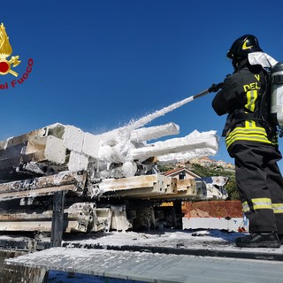 Camion in fiamme sulla A10 tra San Bartolomeo e Imperia: intervento dei vigili del fuoco (Foto e Video)