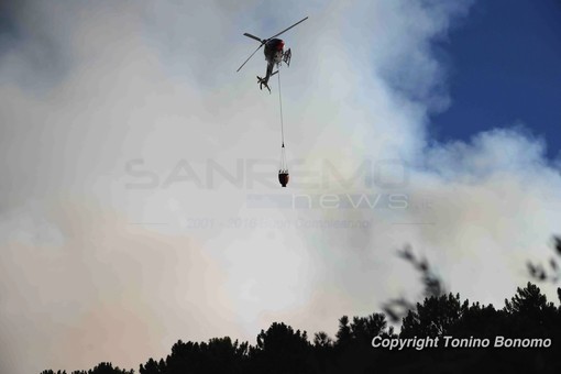Incendio a Ceriana: in atto le operazioni di bonifica, le ultime fiamme sono state spente dall’elicottero Incendio a Ceriana: in atto le operazioni di bonifica, le ultime fiamme sono state spente dall’elicottero