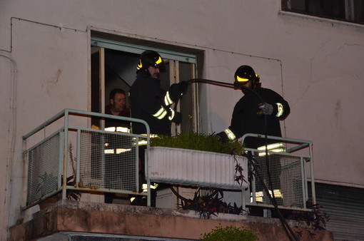 Sanremo: incendio nella 'solita' villa disabitata in cima via Martiri, intervento dei Vigili del Fuoco