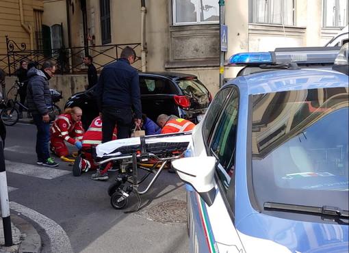 Sanremo: investimento pedonale in via Zeffiro Massa, donna portata in ospedale (Foto) Sanremo: investimento pedonale in via Zeffiro Massa, donna portata in ospedale (Foto)