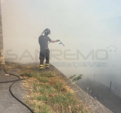Ventimiglia: incendio vicino alla Baia Beniamin, intervento dell'elicottero e traffico ferroviario interrotto
