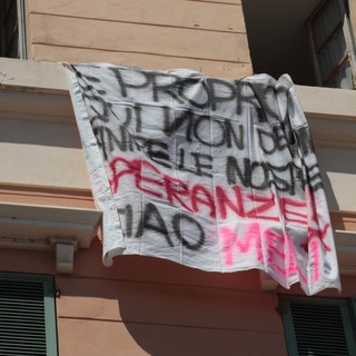 Imperia: striscioni sulla facciata dell'I.P.C. di piazza Ulisse Calvi per ricordare Melissa Bassi Imperia: striscioni sulla facciata dell'I.P.C. di piazza Ulisse Calvi per ricordare Melissa Bassi