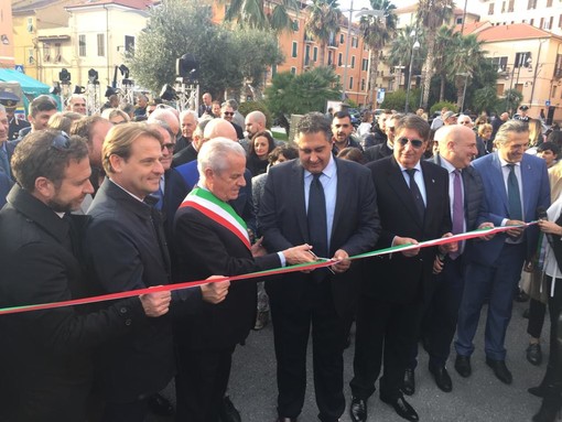 Imperia: con il classico taglio del nastro in Calata Cuneo è scattata oggi la 19ª edizione di 'Olioliva' (Foto e Video) Imperia: con il classico taglio del nastro in Calata Cuneo è scattata oggi la 19ª edizione di 'Olioliva' (Foto e Video)