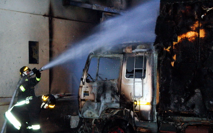 Sanremo: motrice di un Tir distrutta dalle fiamme sull'autostrada, chiusa stamattina per due ore