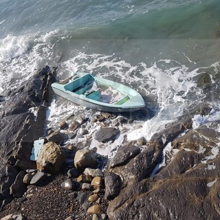 Sanremo: piccola imbarcazione alla deriva sulla scogliera dei 'Tre Ponti', indagini in corso (Foto e Video)