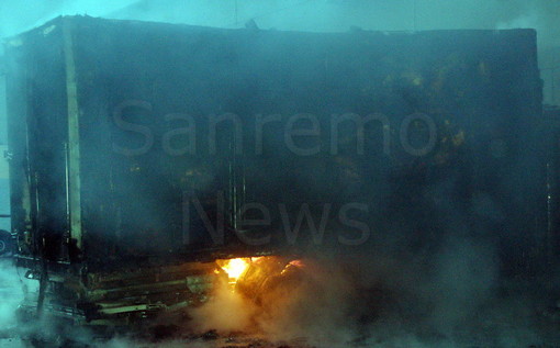 Furgone distrutto da un incendio questa notte alle 4 sulla strada verso Cipressa Furgone distrutto da un incendio questa notte alle 4 sulla strada verso Cipressa