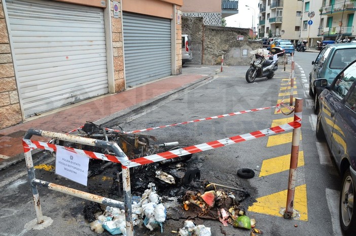 Sanremo: due motorini distrutti da un incendio stanotte in via Galilei, probabile dolo ma indagini in corso (Foto)