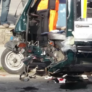 Dolceacqua: sorpasso azzardato e scontro frontale tra una Renault ed un Apecar, anziano in gravi condizioni (Foto e video)