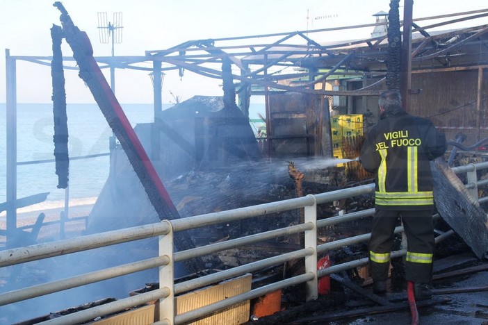 Bordighera: distrutto da un incendio questa notte lo stabilimento balneare 'Argentina' (Foto e Video) Bordighera: distrutto da un incendio questa notte lo stabilimento balneare 'Argentina' (Foto e Video)
