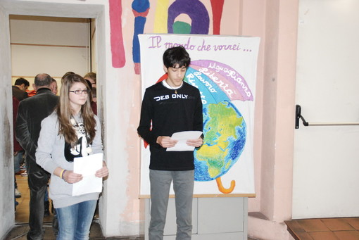 Sanremo: inaugurata oggi alla 'G.Pascoli' l'iniziativa 'Regala una goccia di legalità... un altro mercatino di Natale' Sanremo: inaugurata oggi alla 'G.Pascoli' l'iniziativa 'Regala una goccia di legalità... un altro mercatino di Natale'