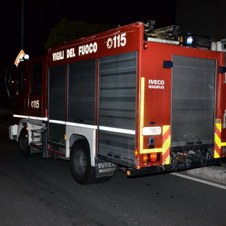Incendio di sterpaglie a Baia Benjamin e fuoco su un'auto a Sanremo: doppio intervento dei Vigili del Fuoco nella notte