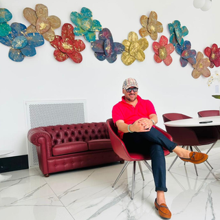 Italo Corrado sotto una sua installazione