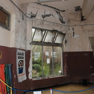 Sanremo: piove dentro la palestra della Villa Ormond, muri scrostati e 'catini' per contenere l'acqua Sanremo: piove dentro la palestra della Villa Ormond, muri scrostati e 'catini' per contenere l'acqua