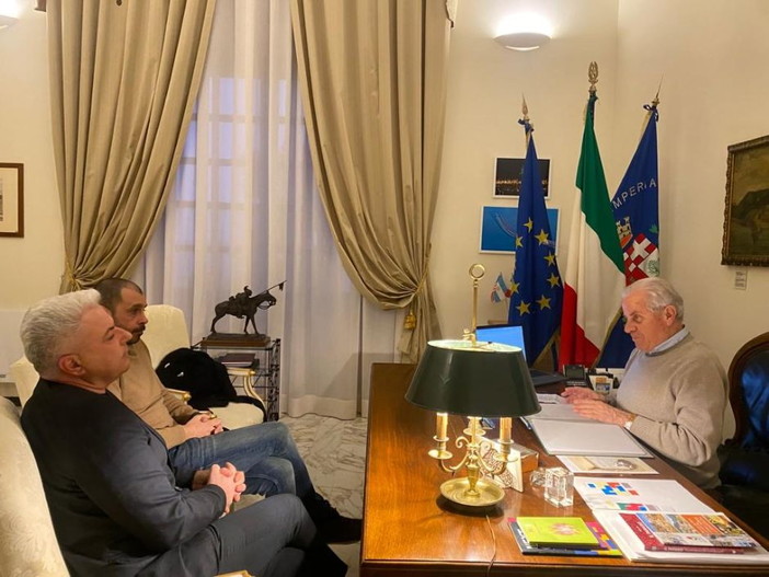 Stretta di mano tra Provincia e Coldiretti sulla gestione delle risorse idriche e dei suoi costi Stretta di mano tra Provincia e Coldiretti sulla gestione delle risorse idriche e dei suoi costi