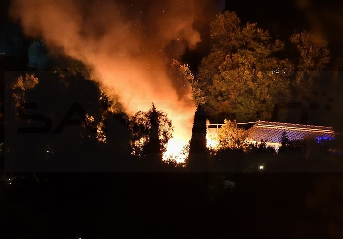Sanremo: incendio stanotte al giro dell'Isola, prende fuoco un box usato come ricovero attrezzi (Foto) Sanremo: incendio stanotte al giro dell'Isola, prende fuoco un box usato come ricovero attrezzi (Foto)