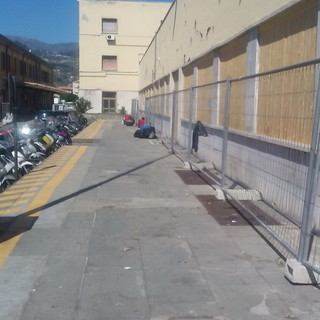 Ventimiglia: ingresso al Centro di accoglienza per alcuni migranti identificati, la Docks ha provveduto alla bonifica dell’area