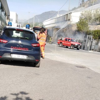 Taggia: incendio di roveti e sterpaglie anneriscono una serra, intervento dei Vigili del Fuoco (Foto) Taggia: incendio di roveti e sterpaglie anneriscono una serra, intervento dei Vigili del Fuoco (Foto)