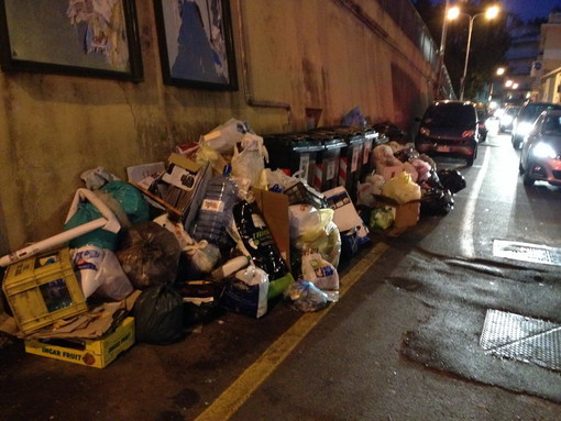 Sanremo: immondizia abbandonata in via Legnano, la maleducazione imperversa in città Sanremo: immondizia abbandonata in via Legnano, la maleducazione imperversa in città