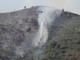Incendio tra Ventimiglia e Dolceacqua: spegnimento e bonifica a terra, i mezzi aerei si allontanano