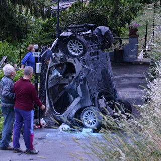 Sanremo: fa un volo di circa 15 metri in strada San Pietro, uscendo fuori strada con una Smart Sanremo: fa un volo di circa 15 metri in strada San Pietro, uscendo fuori strada con una Smart