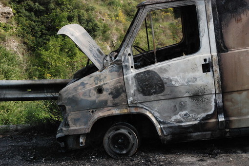 Imperia: furgone prende fuoco all'uscita dell'autostrada, intervento dei Vigili del Fuoco