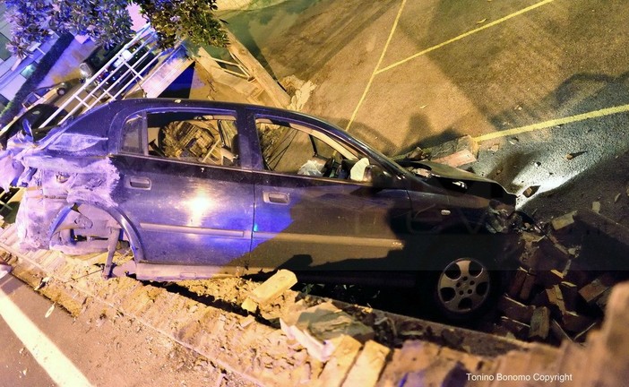 Sanremo: auto fuori controllo in corso Mazzini, ragazzo muore dopo esser stato sbalzato nella strada sottostante Sanremo: auto fuori controllo in corso Mazzini, ragazzo muore dopo esser stato sbalzato nella strada sottostante
