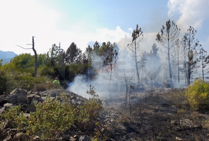 Ventimiglia: incendio sul Monte Pozzo presidiato anche stanotte, stamane la pioggia e più tardi una ricognizione