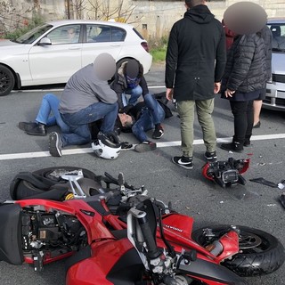Sanremo: auto sbuca da una stradina, due motociclisti la centrano in pieno sull'Aurelia (Foto)