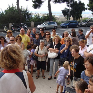 Imperia: questa mattina raccolta firme in via San Giovanni contro la privatizzazione del servizio mensa Imperia: questa mattina raccolta firme in via San Giovanni contro la privatizzazione del servizio mensa