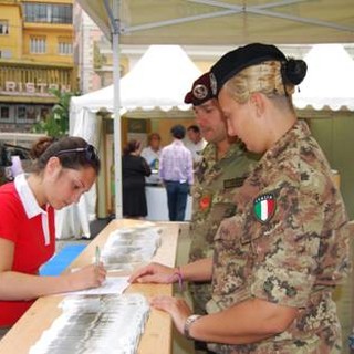 Numerosi contatti all'Infopoint dell'Esercito Italiano durante la manifestazione 'Tutta Dritta Sanremo'