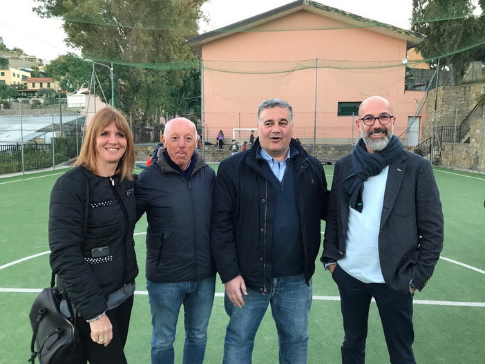 Sanremo: dopo tanti atti di vandalismo è stato sistemato, messo in sicurezza ed assegnato il campetto di Poggio (Foto e Video) Sanremo: dopo tanti atti di vandalismo è stato sistemato, messo in sicurezza ed assegnato il campetto di Poggio (Foto e Video)