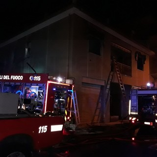 Taggia: incendio in un appartamento di via Due Cammini, stanotte intervento dei Vigili del Fuoco (Foto)