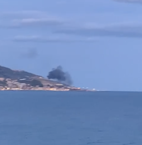 La colonna di fumo visibile anche da Bussana