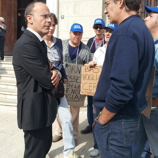 Imperia: il Sindaco Carlo Capacci ha incontrato stamani i dipendenti della cooperativa 'Ottagono' Imperia: il Sindaco Carlo Capacci ha incontrato stamani i dipendenti della cooperativa 'Ottagono'