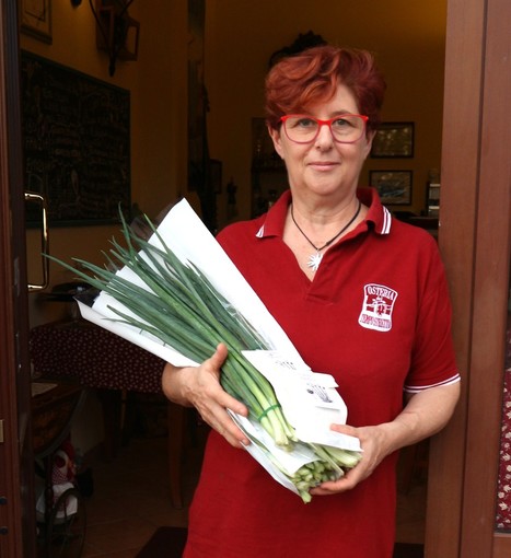 La cipolla egiziana ligure approda anche in Piemonte, nel menù della “Ca Veja” di Lequio Tanaro in provincia di Cuneo.