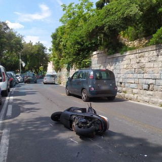 Imperia: sbuca una moto contromano in viale Matteotti e provoca un incidente, indagini in corso (Foto)