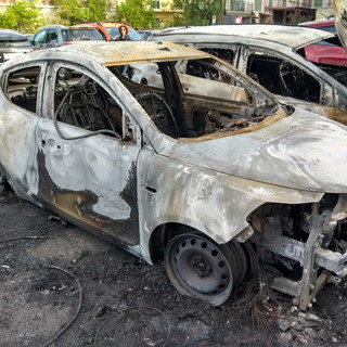Arma di Taggia: tre auto a fuoco nel parcheggio di via Papa Giovanni, intervento dei Vigili del Fuoco (Foto e Video)