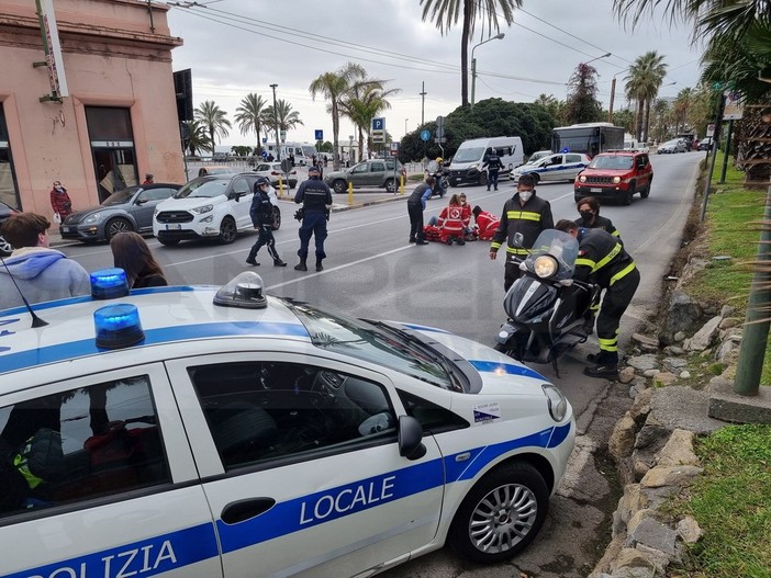 Sanremo: svolta in direzione vietata e centra uno scooter, pronto intervento della Croce Rossa (Foto) Sanremo: svolta in direzione vietata e centra uno scooter, pronto intervento della Croce Rossa (Foto)